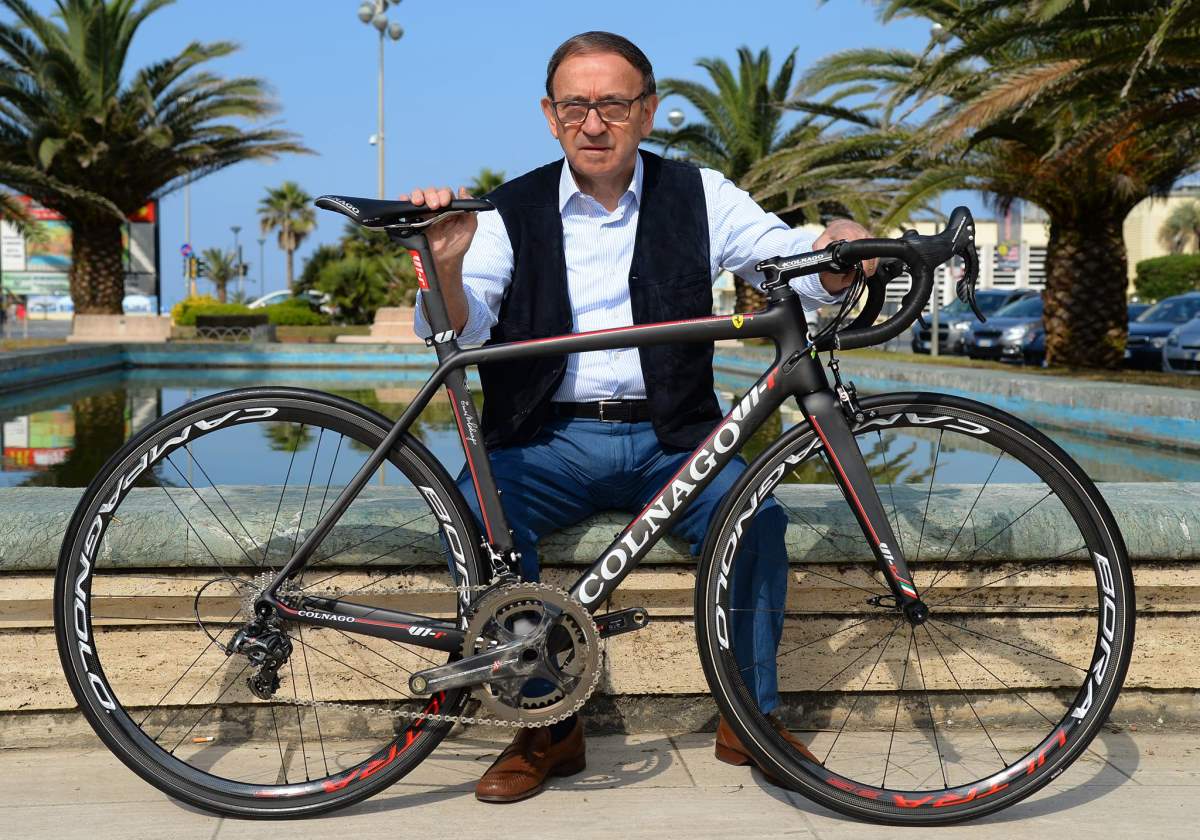 На фото: Сolnago V1-R и Эрнесто Кольнаго - живая легенда велоспорта, глава одной из самых почитаемых в мире компаний, производящих профессиональные велосипеды