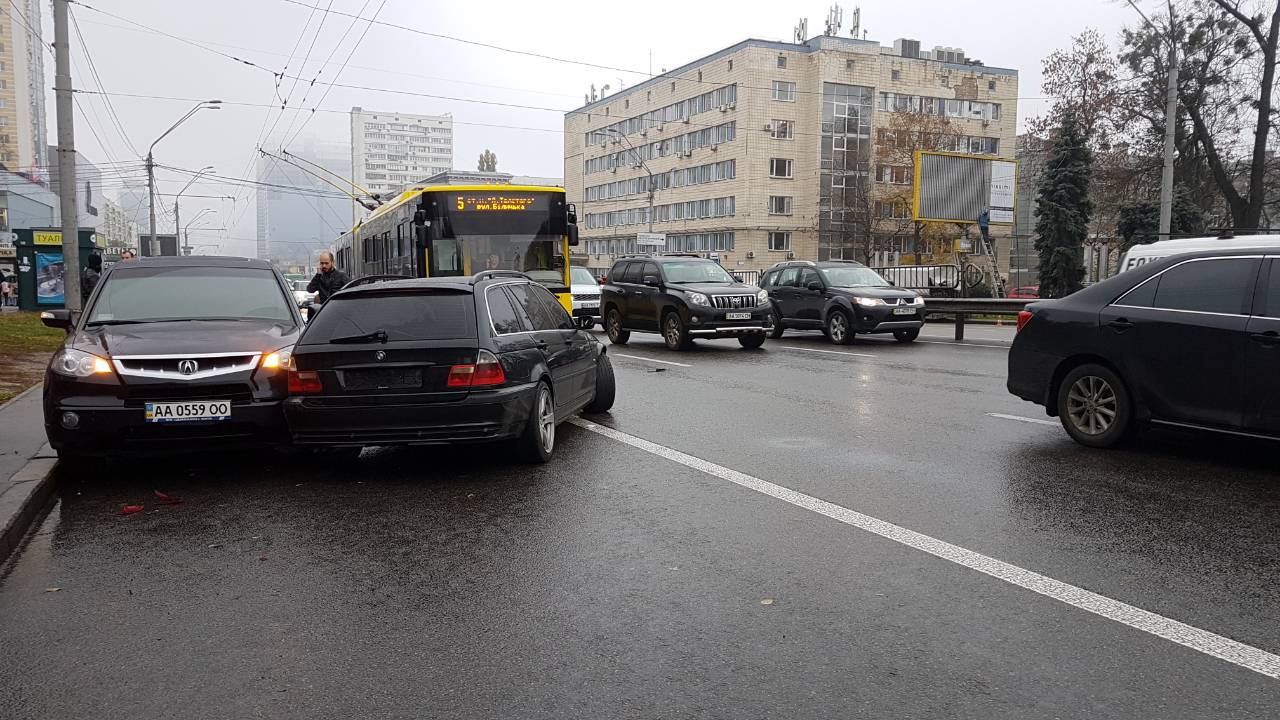 BMW влетел в припаркованные авто