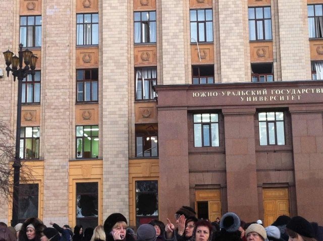 В Челябинске выбиты стекла