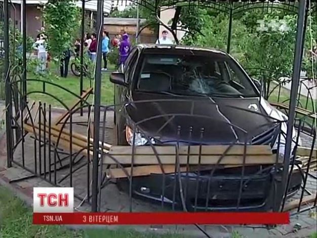 Автомобиль разгромил беседку и едва не травмировал людей
