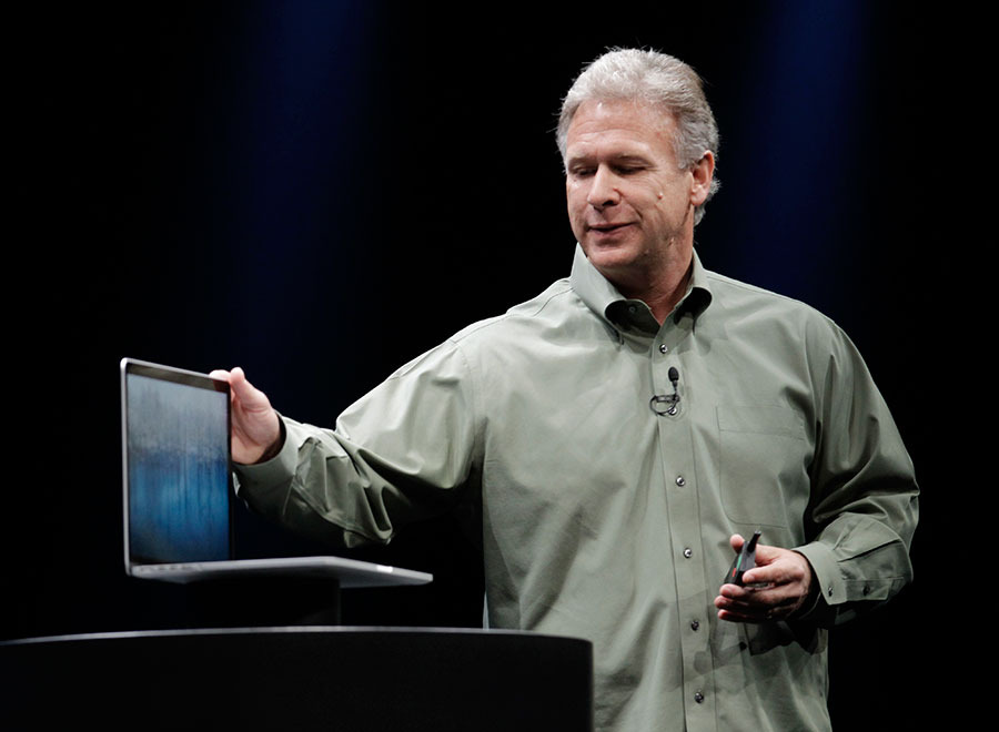 Вице-президент Apple по маркетингу Фил Шиллер показывает новый MacBook Pro на конференции разработчиков WWDC