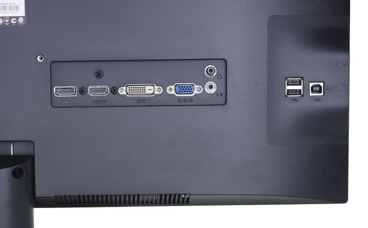 Полный набор входов и даже четыре USB порта