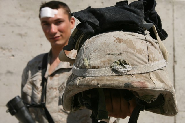 Enhanced Combat Helmet выдерживает попадание пули