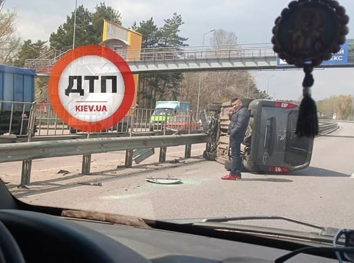 В Киеве и области опрокинулись несколько авто в ДТП 22 апреля