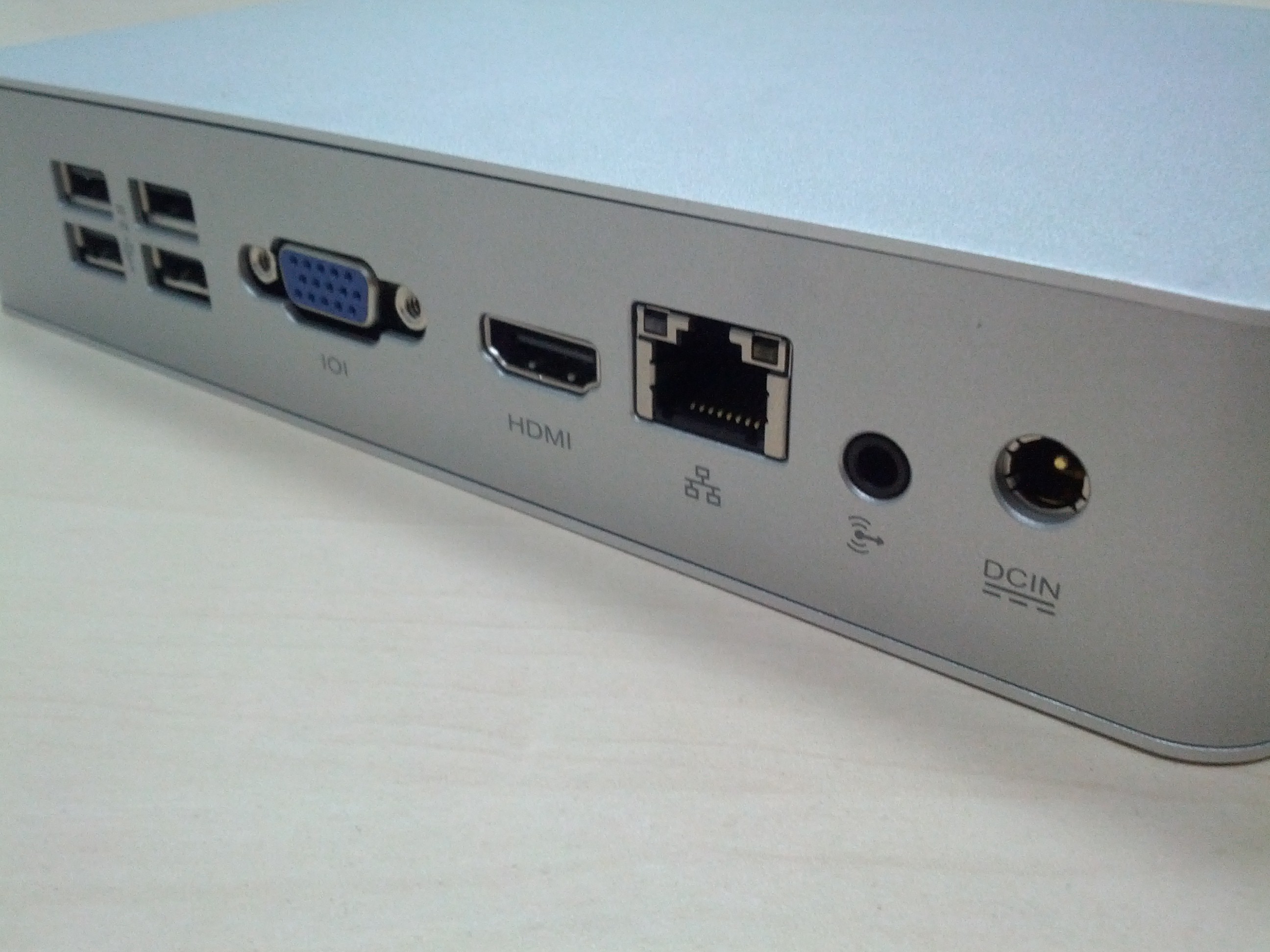 Foxconn nanoPC - разъемы на тыльной стороне. Заметьте 4 входа USB