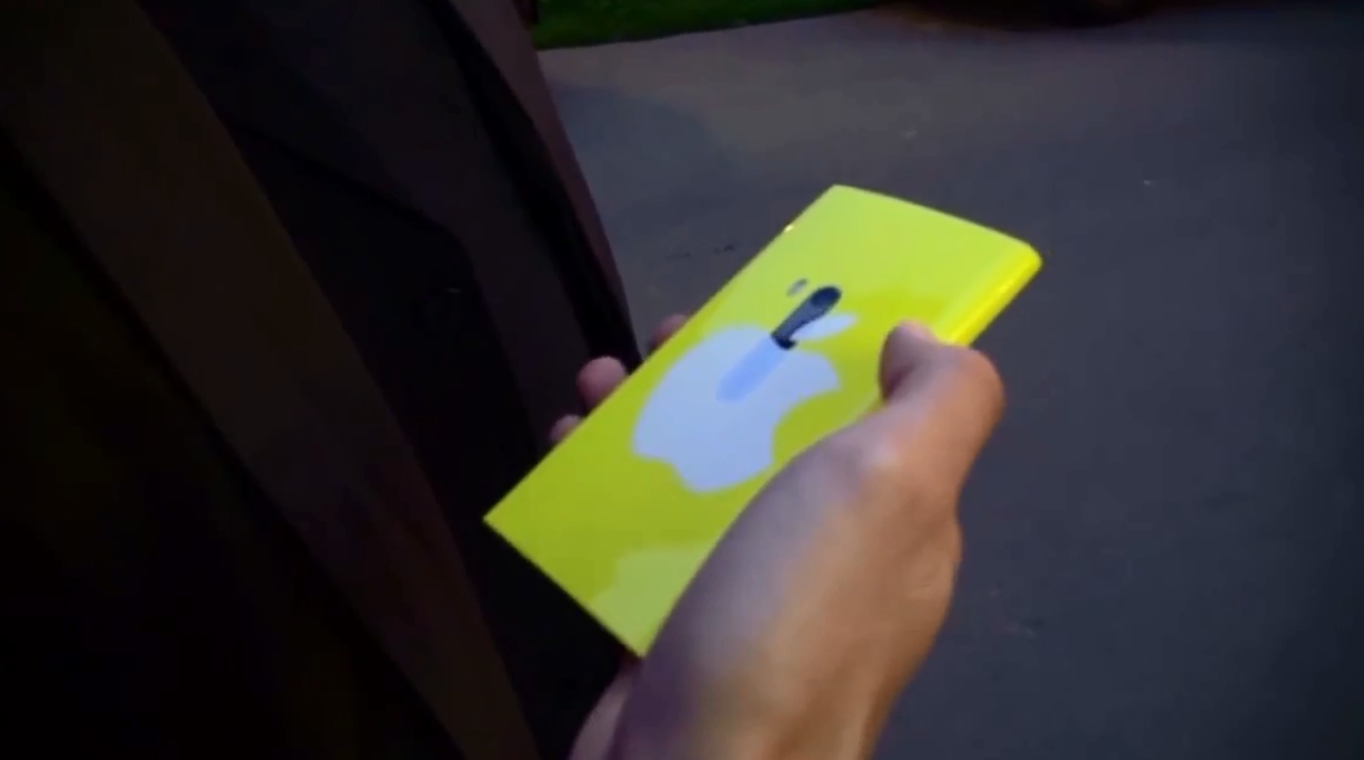 Схожесть с iPhone 5C напоминает только логотип Apple