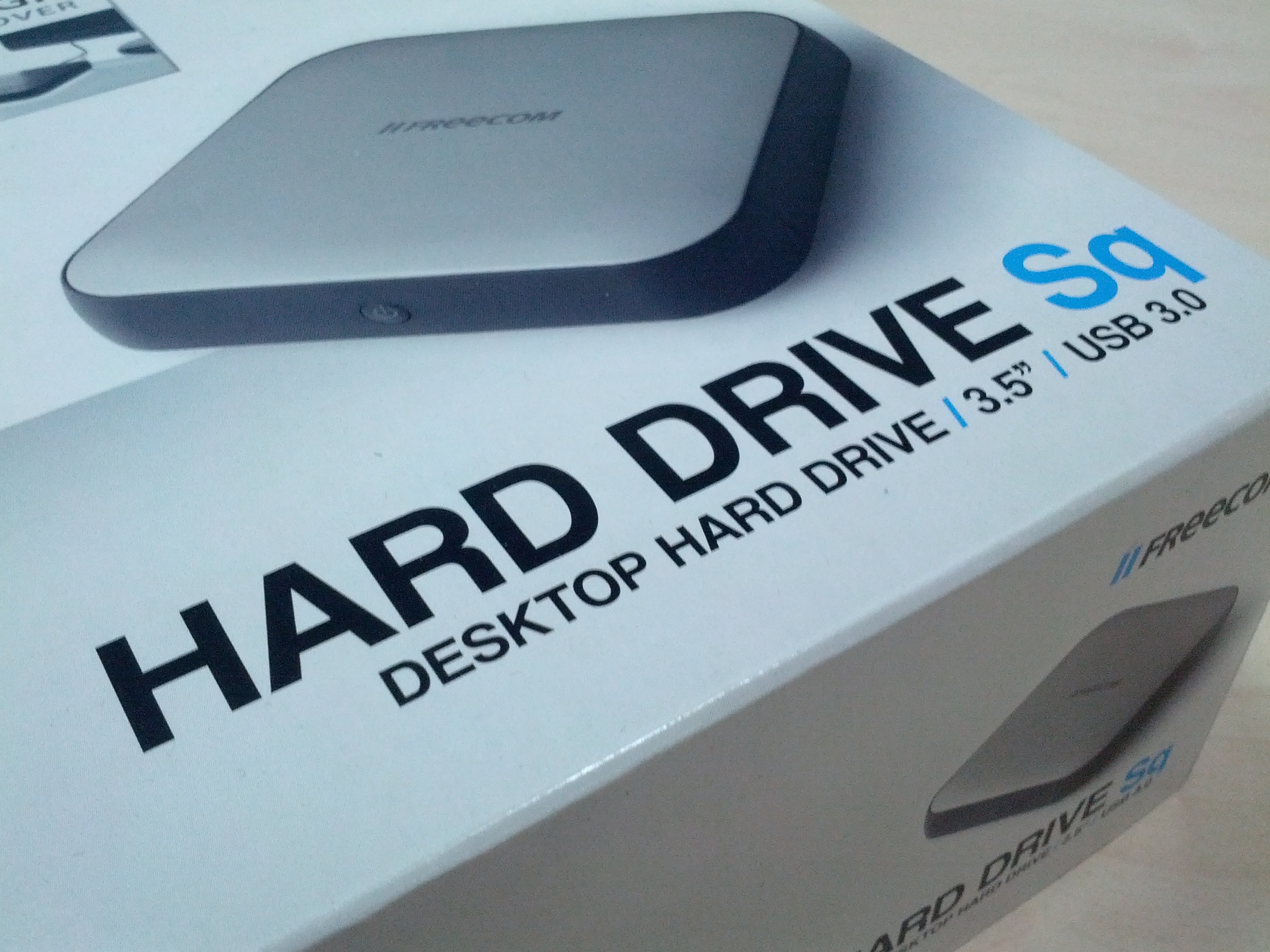 Внутри 3,5-дюймовый жесткий диск, поддерживает USB 3.0