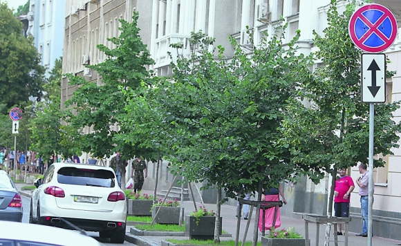 Дорогая иномарка мешала движению по улице Шелковичной