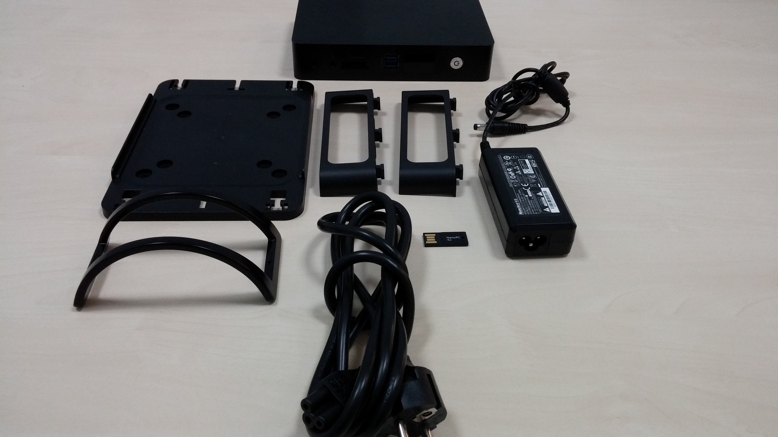 Foxconn NanoPC Barebone AT-7300 Black - комплектация