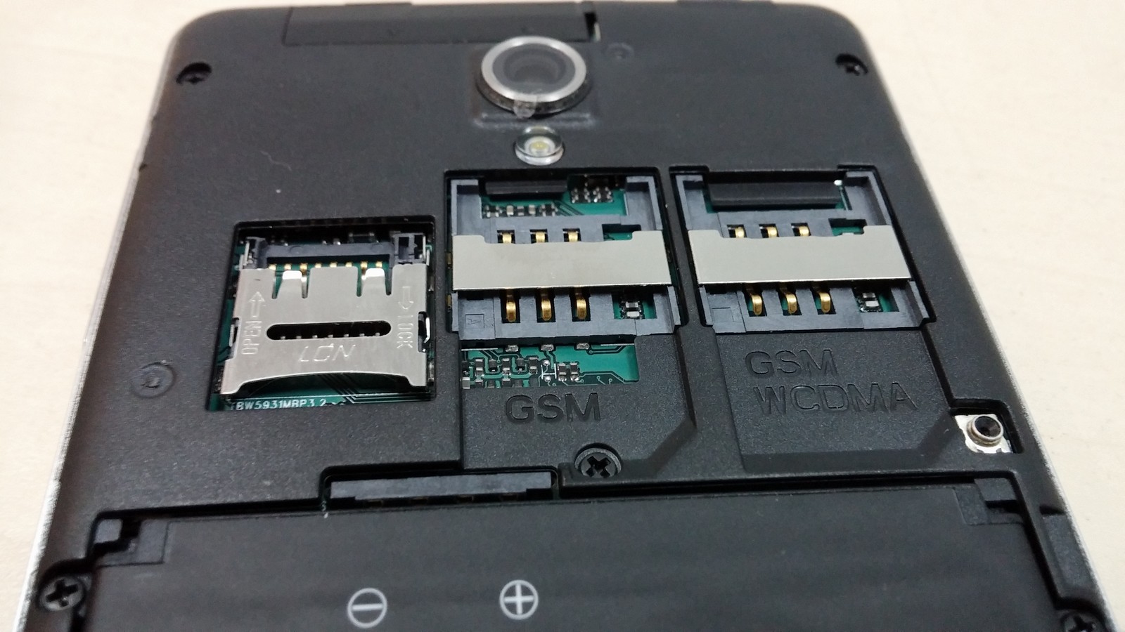 iconBIT NetTab Mercury Q4 - 2 слота для SIM-карт и слот для MicroSD