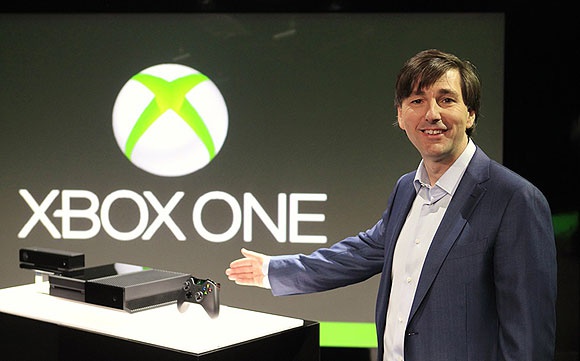 Дон Метрик демонстрирует Xbox нового поколения - третья по счету игровая приставка компании Microsoft