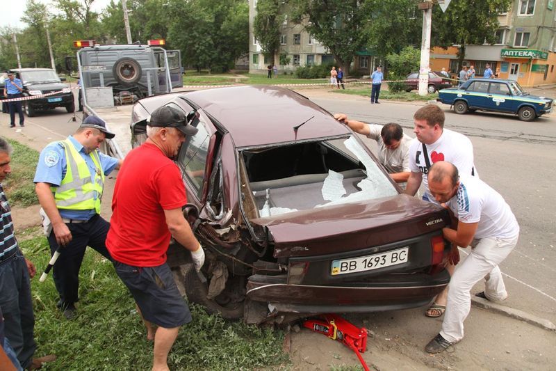ДТП в Стаханове. Джип влетел в остановку