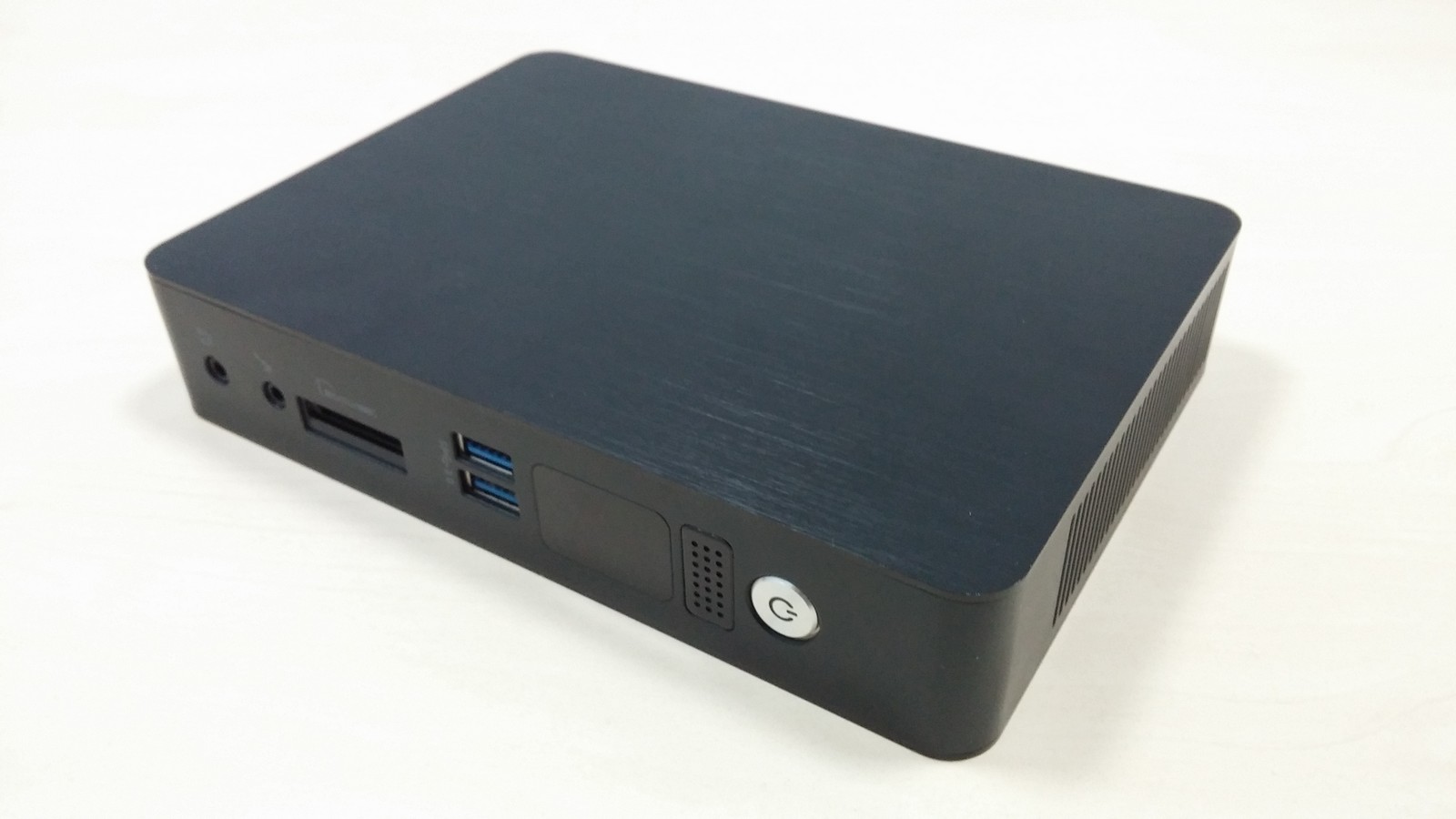 Foxconn NanoPC Barebone AT-7300 Black - общий вид лицевой стороны