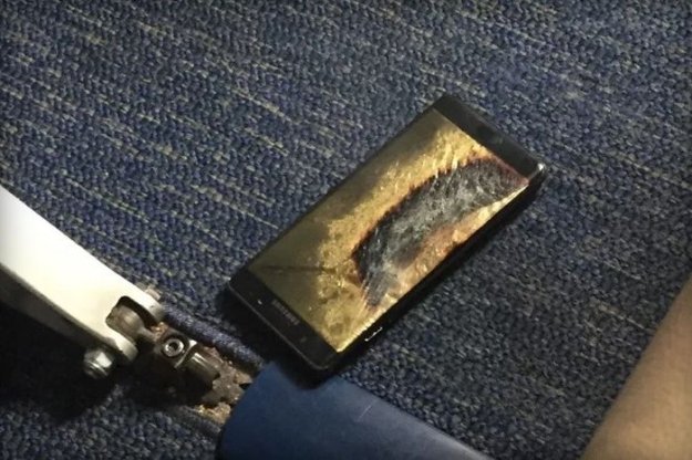 В США из-за возгорания смартфона Samsung отменили авиарейс и эвакуировали пассажиров