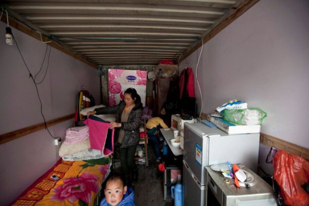 Китайские семьи делают дома в старых грузовых контейнерах...