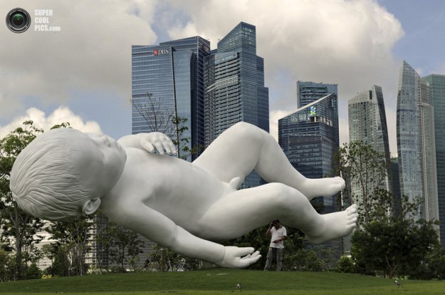 «Парящая» скульптура Марка Куинна