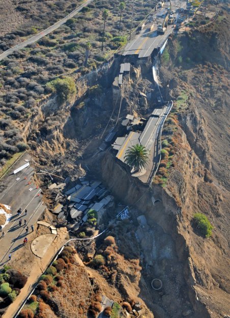 Ливень разрушил дорогу в Лос-Анджелесе
