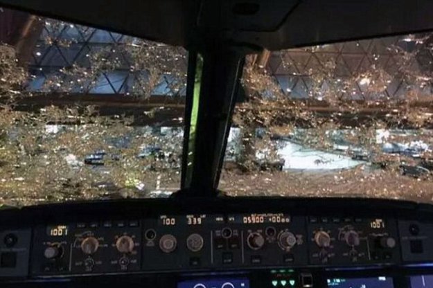 Пассажирский самолет попал под град