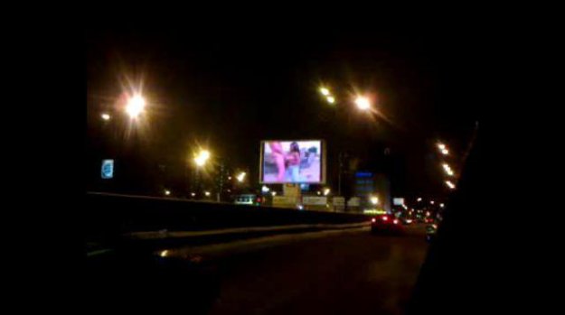 Накануне вечером в центре Москвы на уличном мониторе появилось видео