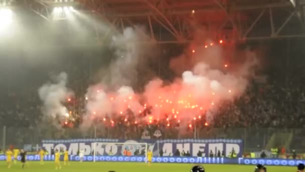 Фанаты зажигают на матче Днепра (ВИДЕО)