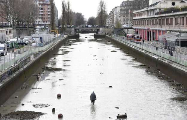 Осушили и почистили дно канала Сен-Мартен в Париже