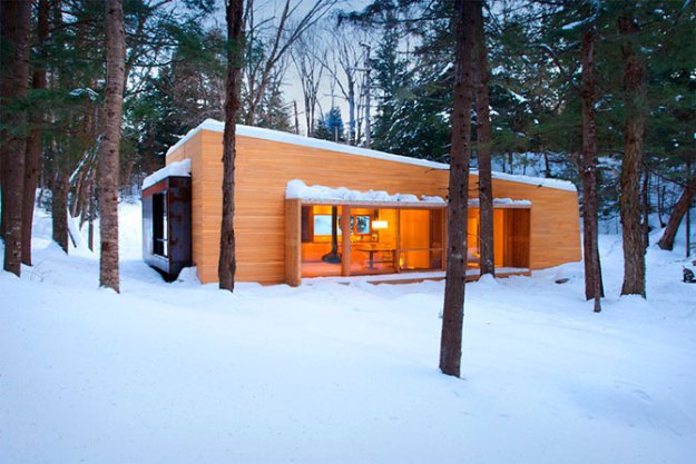 Деревянный дом в канадском лесу