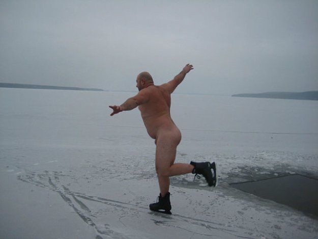 голый мужик на льду