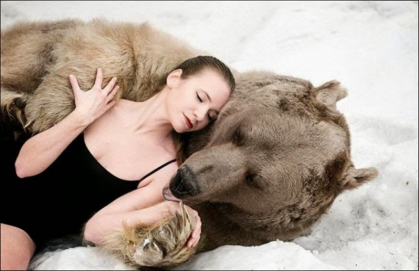 Модели и настоящий медведь