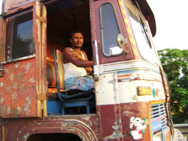 Как живут индийские водители и механики