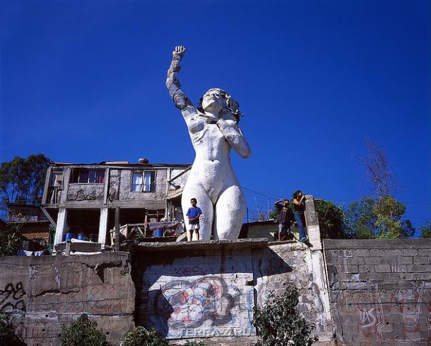«La Mona» – символ для города и жилье для художника (Мексика)