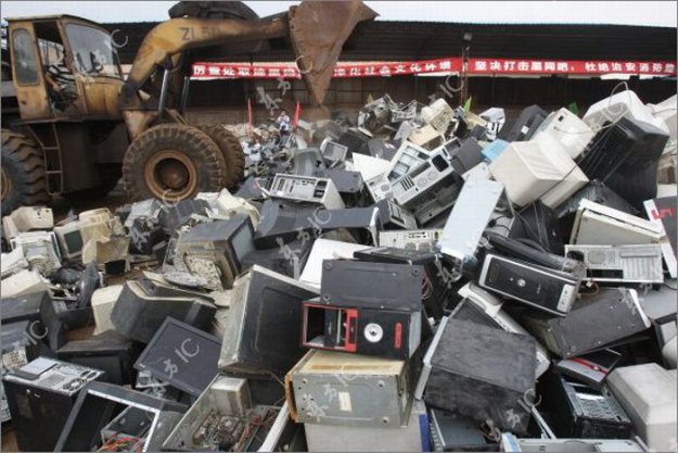 Уничтожение компьютеров, собранных из нелегальных интернет-кафе в Китае