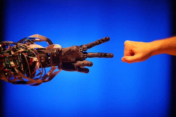 Стирая границу между роботом и человеком