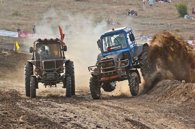 Гонки на тракторах в Крыму