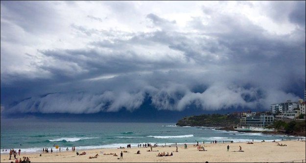 Облачное «цунами» прокатилось над  Австралией