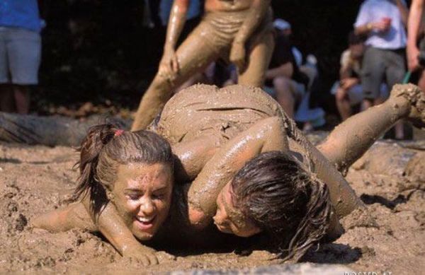 Женская борьба в грязи