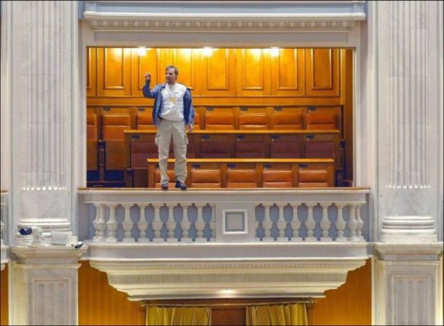 Мужчина спрыгнул с балкона в парламенте Румынии