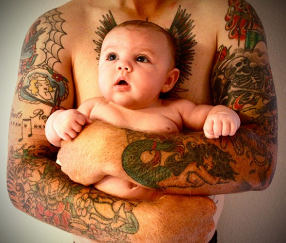 10 фотографий любви к малышам и татуировкам