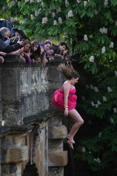Оксфордская традиция: первомайские прыжки с моста Магдалены