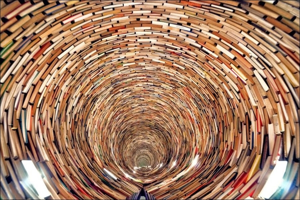 Бесконечный тоннель из книг