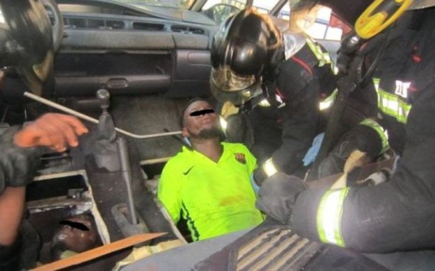 Испанские пограничники обнаружили 4-х нелегалов в герметичном тайнике под полом автомобиля