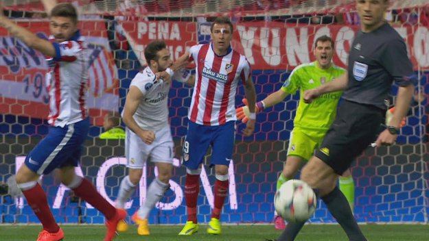 Защитник Реала укусил Манджукича во время матча Лиги чемпионов