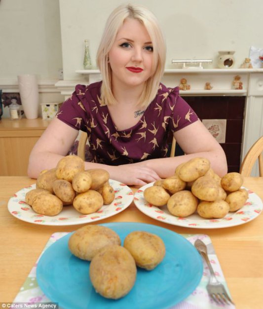 Женщина,ест только картошку, потому что боится другой еды...