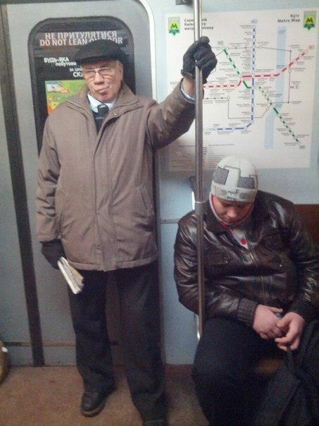 Оказывается, наш премьер-министр ездит по Киеву ...в метро
