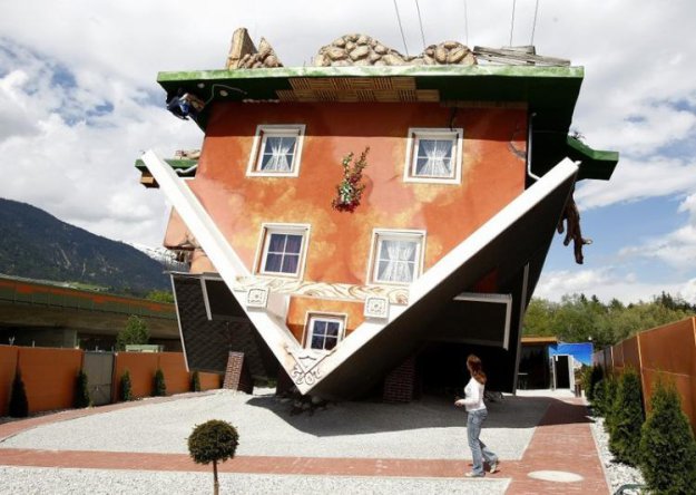 Перевернутый дом в Австрии
