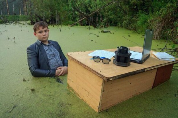 Фотосессия в болоте «Офисная рутина» покорила Интернет