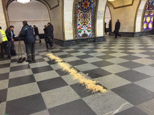 Зачем по полу российского метро разбрасывают опилки
