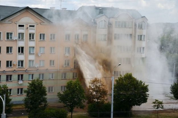 Гейзер кипятка затопил квартиры в Минске