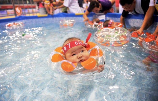 Конкурс плавания для маленьких в Китае