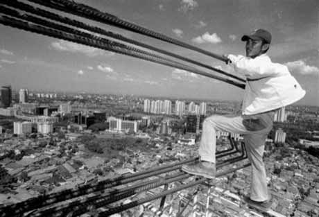 Китайские строители работают на высоте без страховки