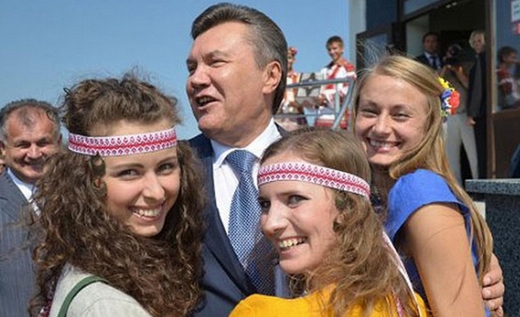 Украинские политики с красотками